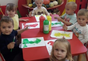 Dzieci podczas malowania farbami